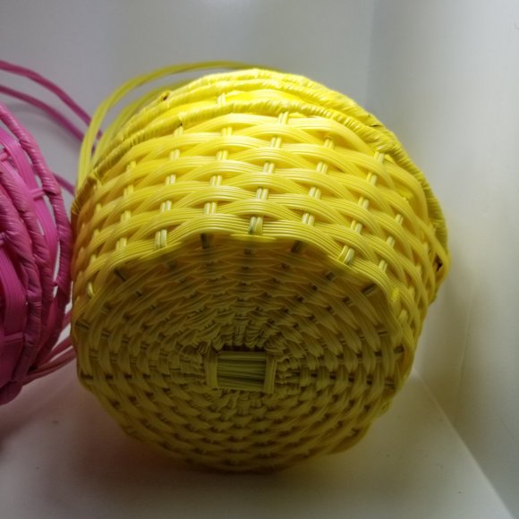 Set of 9 ester Basket's plastic and wire 6" bottom, 8 1/4" upper rim 12.5" Heigh - Picture 11 of 13